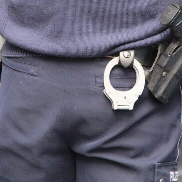 Mann weigert sich Polizeidienststelle zu verlassen und wird wieder straffällig