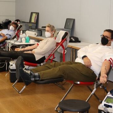 Menschen in der Not helfen / Beschäftigte der Verwaltung des Landkreises Börde spenden in 3 Stunden über 30 Liter Blut