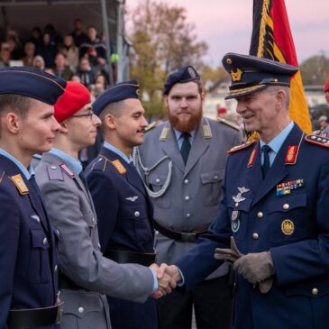 Bundeswehr feierte Geburtstag auf Schloss Brühl / Feierliches Gelöbnis mit 250 Rekrutinnen und Rekruten der Streitkräftebasis anlässlich des 67. Gründungsjahres