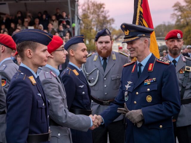 Bundeswehr feierte Geburtstag auf Schloss Brühl / Feierliches Gelöbnis mit 250 Rekrutinnen und Rekruten der Streitkräftebasis anlässlich des 67. Gründungsjahres