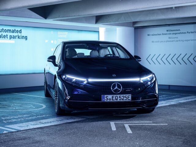 Weltpremiere: Fahrerloses Parksystem von Mercedes-Benz und Bosch erhält Genehmigung für Serieneinsatz