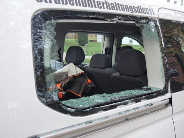 Diebe klauen Werkzeug aus Transporter