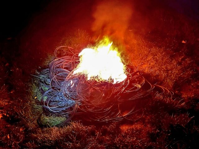 Unbekannte zünden Kabel an