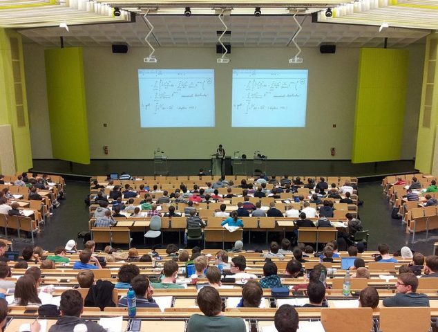 Studienanfängerinnen und Studienanfänger im Wintersemester 2022/23 um 6,8 % gesunken