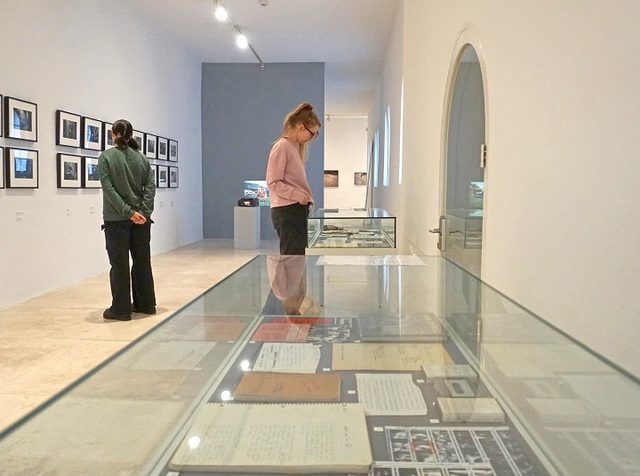Abendöffnung im Kunstmuseum Magdeburg – Ausstellung „Susan Meiselas. Mediations“