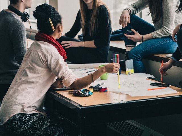 37,9 % der Studierenden in Deutschland waren 2021 armutsgefährdet