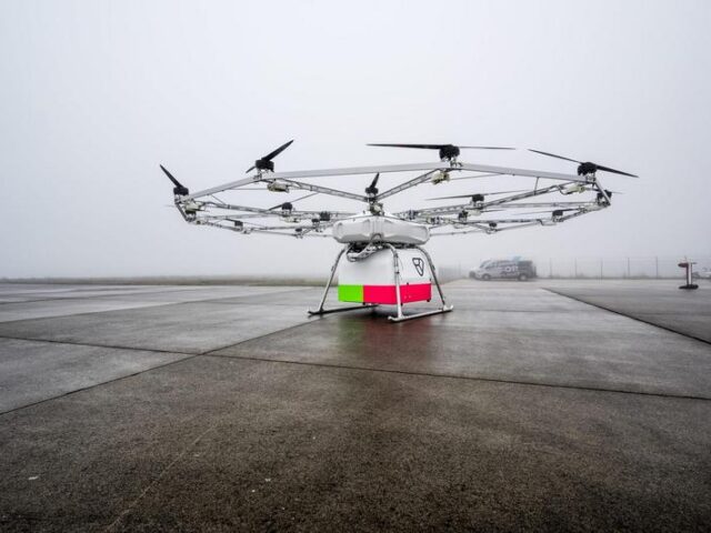 Frachtdrohne umfliegt Rettungshubschrauber: Zusammenspiel unbemannter und bemannter Luftfahrzeuge in Cochstedt getestet