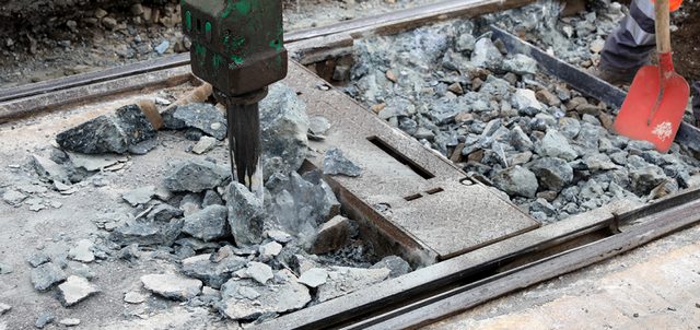 MVB/News: Weichenreparatur am Opernhaus beendet: Straßenbahnen fahren wieder normal