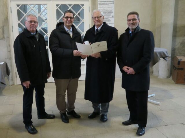 In Würdigung seiner Verdienste um Harbke ist Harald Binroth nun Träger der Ehrennadel des Landes Sachsen-Anhalt