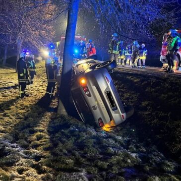 Pkw von Fahrbahn abgekommen