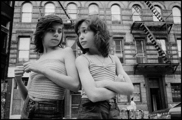 Kunstmuseum Magdeburg: Sonntagsführung ab 15:00 Uhr mit Dana Bulic in der Ausstellung „Susan Meiselas. Mediations“