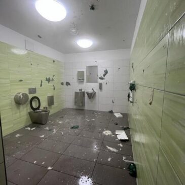 14-Jährige Mädchen randalieren in öffentlicher Toilette