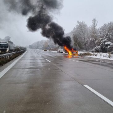 Feuerwehr im Einsatz: Auto brennt nach Unfall auf der A2