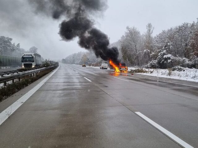 Feuerwehr im Einsatz: Auto brennt nach Unfall auf der A2