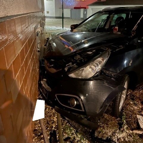 Erst Bar besucht anschließend gegen Wand gefahren