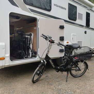 Radelspaß im Wohnmobil-Urlaub / Reise in der kalten Jahreszeit: E-Falträder für Campingfans