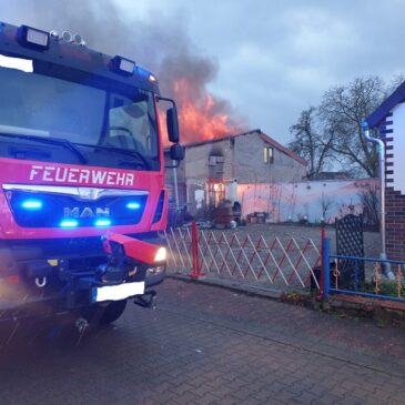 Großeinsatz der Feuerwehr: Schuppen brennt in Dähre