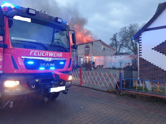 Großeinsatz der Feuerwehr: Schuppen brennt in Dähre