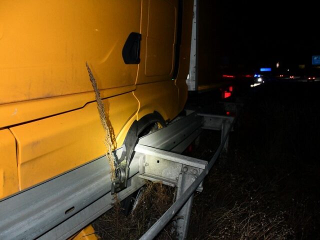 Heute auf der A9: Sattelzug kollidiert mit Leitplanke