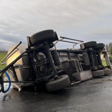 LKW-Anhänger kippt auf L10 um