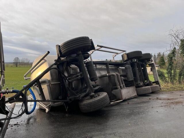 LKW-Anhänger kippt auf L10 um