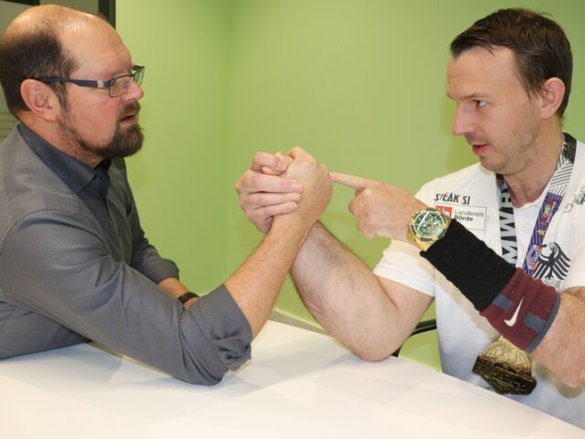 Landrat Martin Stichnoth gratuliert Matthias Schlitte zum Weltmeister im Armwrestling
