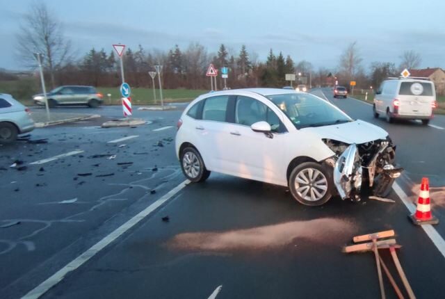Zwei Verletzte nach Vorfahrtsfehler auf der B244