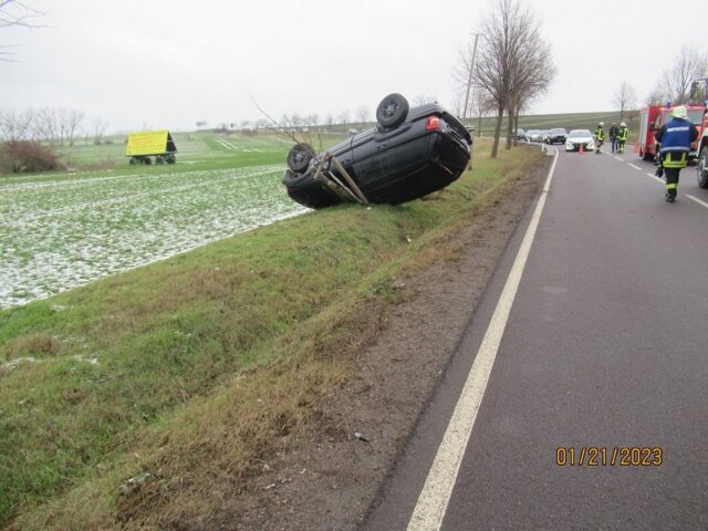 Autofahrerin kommt von Fahrbahn ab und überschlägt sich