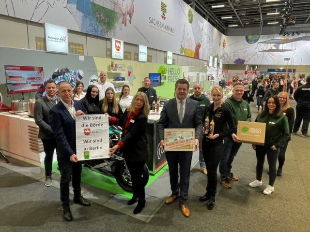 Wirtschaftsminister Sven Schulze besucht den „Grüne Woche“ Messestand „Börde“ in der Messehalle 23b in Berlin