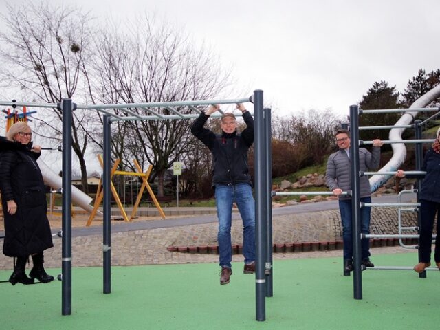 Oberbürgermeisterin gibt ersten Spielplatz ihrer Amtszeit frei