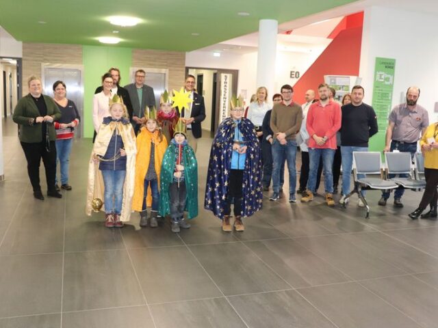 „Kinder helfen Kinder“ / Sternsinger segnen das Verwaltungsgebäude des Landkreis Börde in Haldensleben