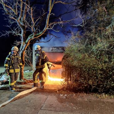 Feuerwehr im Einsatz: Auto brennt in Garage