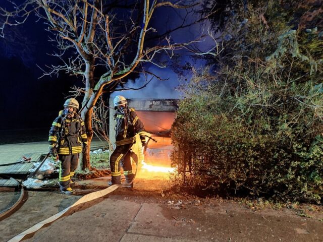 Feuerwehr im Einsatz: Auto brennt in Garage