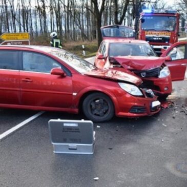 Zwei Verletzte bei Verkehrsunfall auf B244