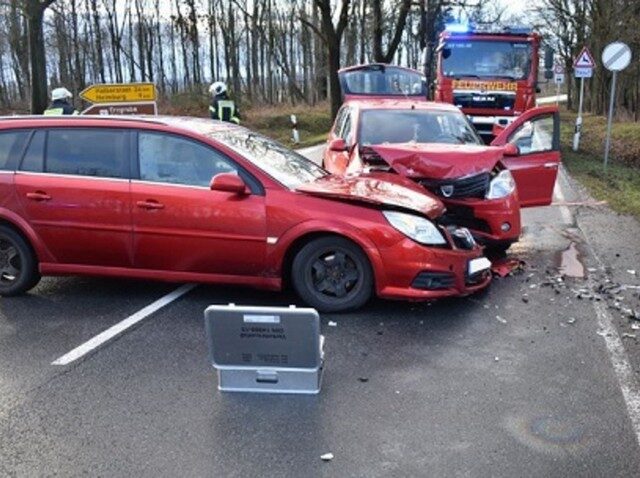 Zwei Verletzte bei Verkehrsunfall auf B244