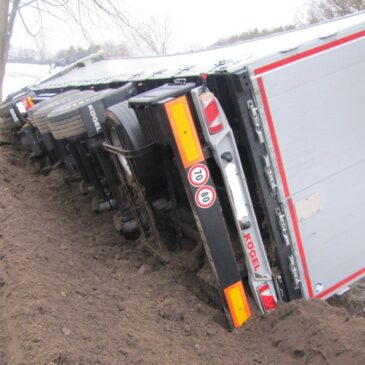 Lkw kippt in Straßengraben