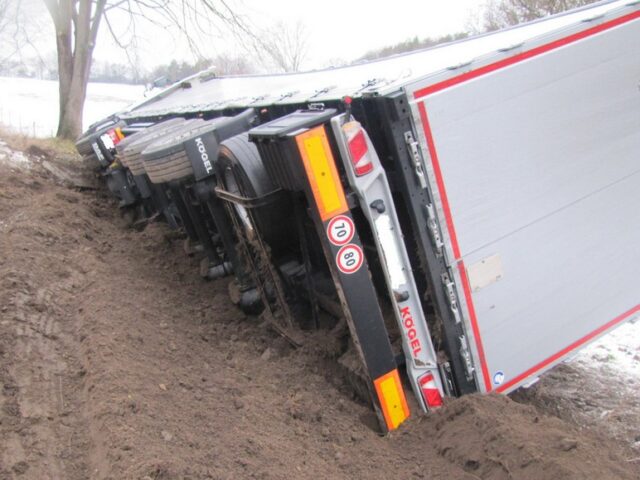 Lkw kippt in Straßengraben