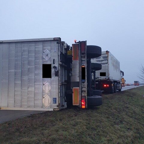 Anhänger eines Lastwagens kippt auf A14 um