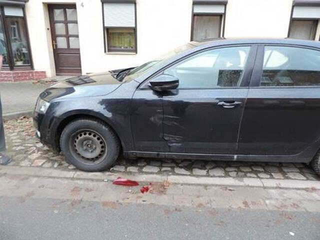 Unbekannter Autofahrer streift Pkw und fährt weiter