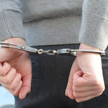 Räuberischer Diebstahl und sexuelle Belästigung: 26-Jähriger Beschuldigter in Untersuchungshaft
