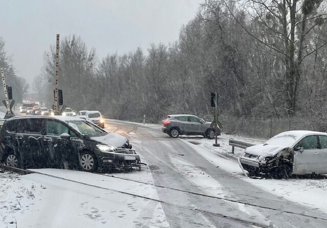 Glatteis: Autofahrerin kommt von Fahrbahn ab