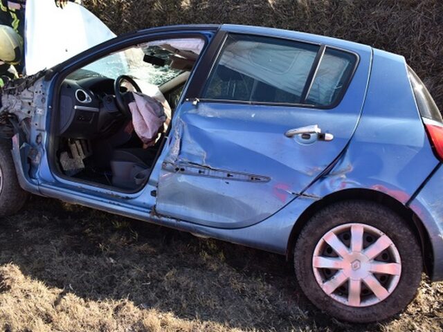 72-Jährige Autofahrerin kommt von Fahrbahn ab und wird schwer verletzt