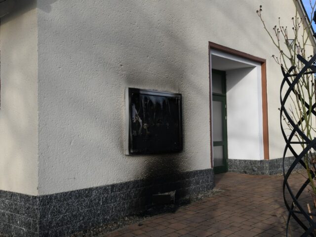 Unbekannte zünden Schaukasten an