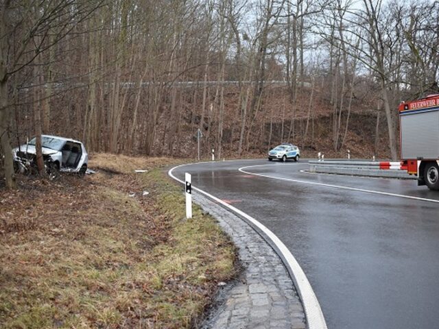 19-Jähriger Autofahrer kommt von Fahrbahn ab und wird schwer verletzt