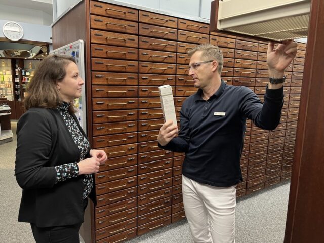 Blick hinter die Kulissen: Politikerin ist von Aufgabenvielfalt einer Apotheke überrascht