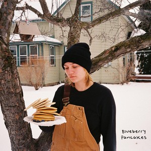 Carlie Hanson veröffentlicht ihre neue Single „Blueberry Pancakes“