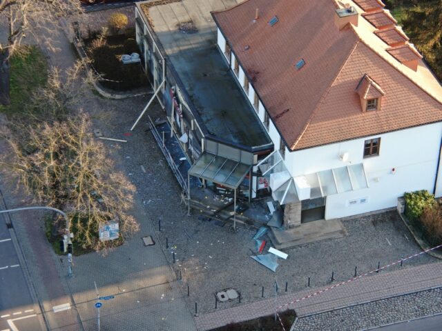 Halberstädter Chaussee 04:30 Uhr: Unbekannte sprengen Geldautomaten