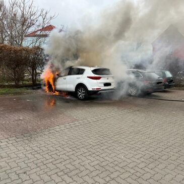 Auto auf Parkplatz steht in Flammen