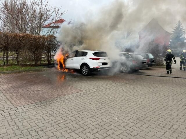 Auto auf Parkplatz steht in Flammen