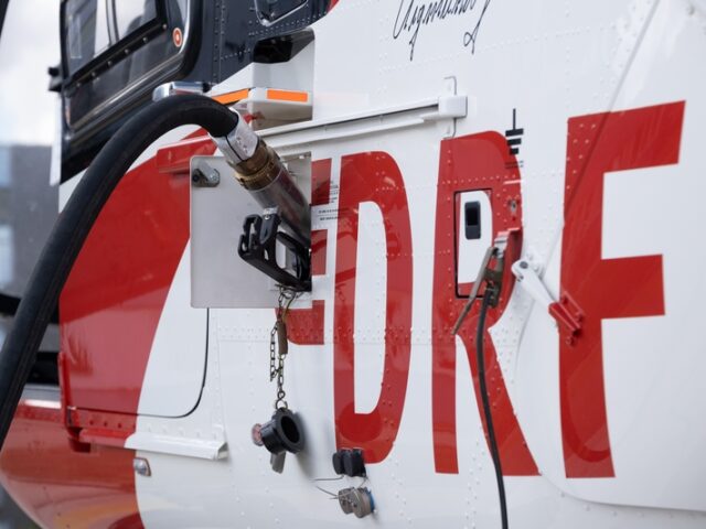 Klimaneutral fliegen: DRF Luftrettung testet alternativen Treibstoff in Magdeburg